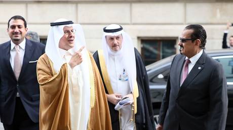 Saudi Arabian Energy Minister Prince Adbulaziz bin Salman (L) attends an OPEC meeting in Vienna, Austria, October 5, 2022. © Askin Kiyagan / Anadolu Agency / Getty Images