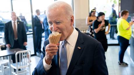 Le président américain Joe Biden s'arrête pour une glace chez Baskin Robbins à Portland.