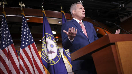 Le chef de la minorité à la Chambre Kevin McCarthy (R-CA) répond aux questions lors d'une conférence de presse au Capitole des États-Unis.