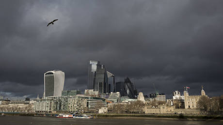 Un large paysage urbain de la Tour de Londres (extrême droite) et de la City de Londres, le quartier financier de la capitale, sous un ciel assombri à Londres, en Angleterre.