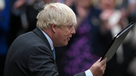 Britain's outgoing Prime Minister Boris Johnson gestures as he delivers his final speech outside 10 Downing Street in central London on September 6, 2022