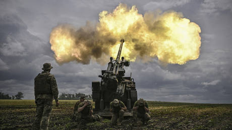 FILE PHOTO. Ukrainian servicemen fire with a French self-propelled 155 mm/52-calibre gun Caesar towards Russian positions.