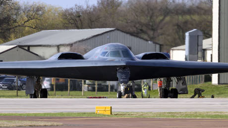 A US Air Force B-2 Spirit stealth bomber at RAF Fairford in Gloucestershire, UK. © Steve Parsons / PA Images / Getty Images