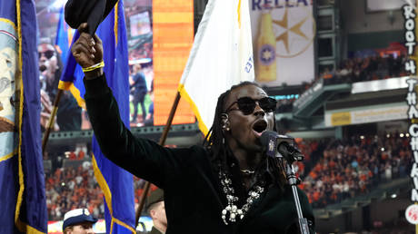 Singer mocked after mangling US anthem before World Series (VIDEO)