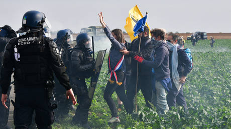 French protesters clash with police over water facilities