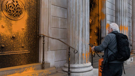 MI5 and Bank of England buildings painted orange (VIDEOS)