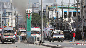 Bij bomaanslagen op twee auto's komen in Somalië zeker honderd mensen om het leven