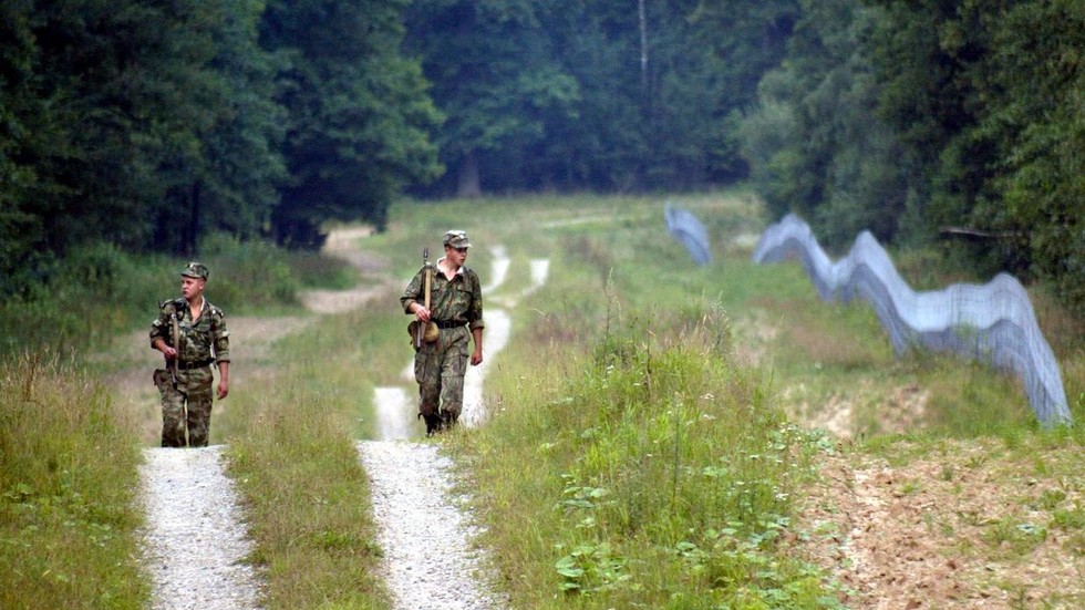 Poland building fence along border with Russia