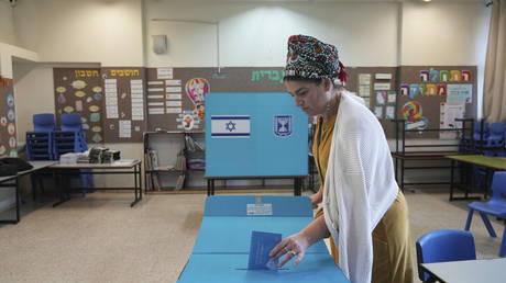 A woman votes in the West Bank settlement of Kiryat Arba during Israeli elections, November 1, 2022. © AP Photo / Tsafrir Abayov