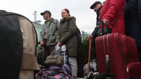 Evacuees from Kherson arrive at a railway station in Dzhankoy, Crimea, Russia, October 21, 2022. © Max Vetrov / Sputnik