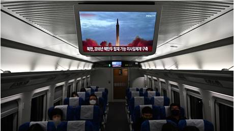 A television inside a train near Seoul, South Korea shows a North Korean missile test, November 2, 2022. © Anthony Wallace / AFP