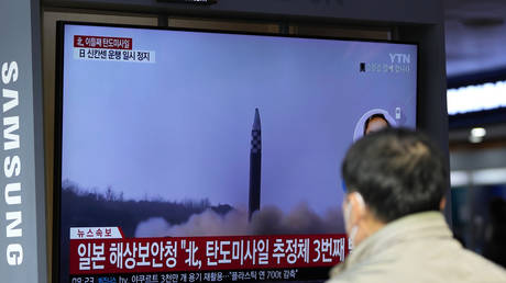 A TV showing a news report about North Korea's missile launch is seen at the Seoul Railway Station in Seoul, South Korea, November 3, 2022.