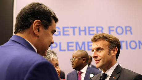 Venezuela’s President Nicolas Maduro (L) talking with French President Emmanuel Macron during the COP27 climate conference, in Egypt.