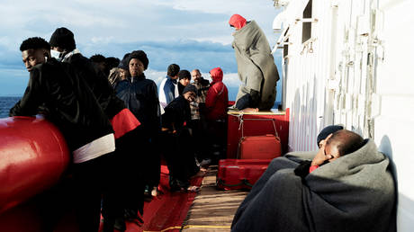 Migrants on the deck of the rescue ship Ocean Viking near Sicily, November 6, 2022. ©  Vincenzo Circosta / AFP