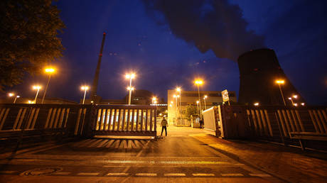 German MPs vote to keep nuclear plants running