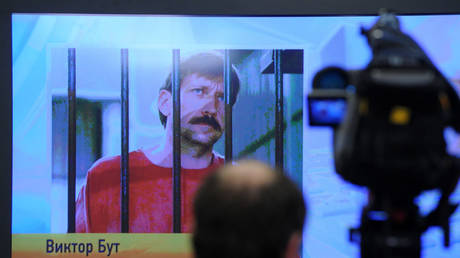 FILE PHOTO: A TV screen in Moscow shows jailed Russian national Viktor Bout, 2012. © Kirill Kudryavtsev / AFP