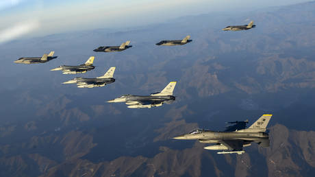 South Korean and US jet fighters fly in formation during an exercise in South Korea, November 18, 2022. © South Korean Defense Ministry / AP