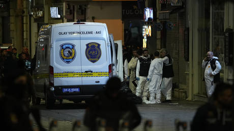 Forensic specialists at the site of an explosion in Istanbul, Türkiye, November 13, 2022. © AP Photo / Francisco Seco