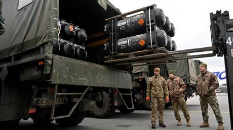 Ukrainian servicemen load a truck with American FGM-148 Javelin anti-tank missiles © AFP / Sergei Supinsky