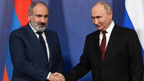 Armenian PM Nikol Pashinyan (left) meets with Russian President Vladimir Putin in Yerevan, November 23, 2022
