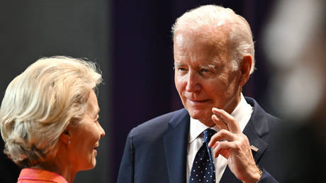 File photo: European Commission President Ursula von der Leyen (L) speaks with US President Joe Biden at the G20 summit in Bali, November 15, 2022