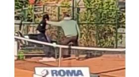 टेनिस-बुवाले जवान छोरीलाई चकित पार्ने फुटेजमा आक्रमण गरे (भिडियो)