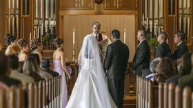 İtalyanlara kilisede evlenmeleri için para ödenebilir