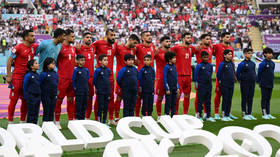 Les joueurs iraniens silencieux pendant l'hymne avant la défaite de la Coupe du monde face à l'Angleterre