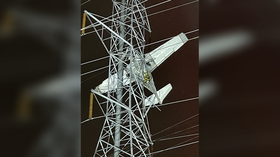 Plane crashes into power tower (VIDEO)