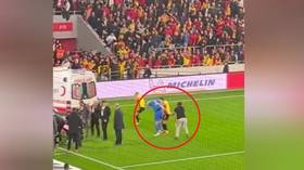 Turkish football fan attacks player with corner post (VIDEO)