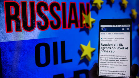 Logo de l'UE avec drapeau russe à l'écran avec communiqué de presse de la Commission européenne sur mobile. Plafonnement des prix du pétrole russe de l'UE, l'UE convient d'un plafond de prix de 60 $ sur le pétrole russe. A Bruxelles, Belgique, le 4 décembre 2022.