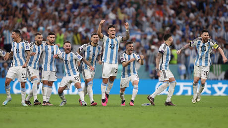 Messi&rsquo;s World Cup dream alive after Argentina down Dutch on penalties