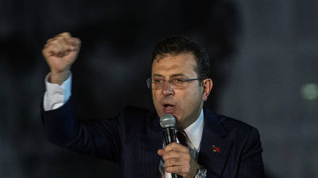 Istanbul Mayor Ekrem Imamoglu speaks to his supporters, December 14, 2022