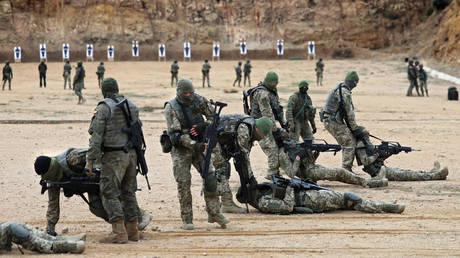 A Spanish military instructor trains a group of Ukrainian soldiers in the Spanish army base of Toledo.