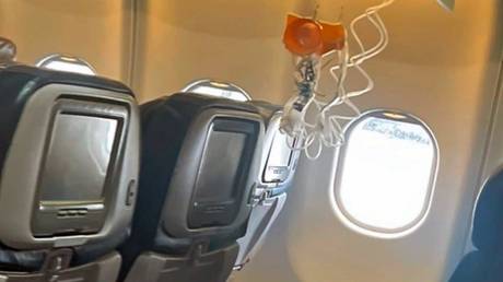 Multiple injuries as plane hit by severe turbulence (VIDEO)