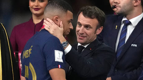 Macron a tenté à plus d'une reprise de consoler l'attaquant vedette.