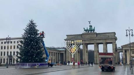 Eco-activists decapitate landmark Christmas tree (VIDEOS)