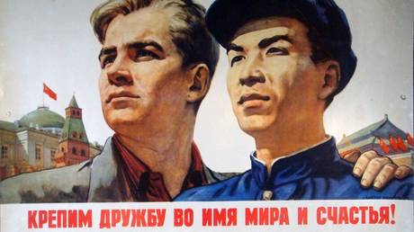 A Soviet-Chinese poster reading "We strengthen friendship in the name of peace and happiness!"