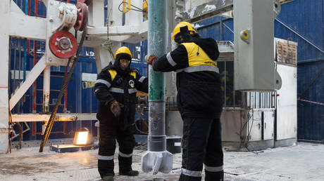 Russia warns of oil production cut