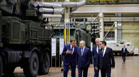 Putin inspects capital of Russian defense industry