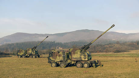 Serbian howitzers near the administrative border with Kosovo, December 26, 2022.