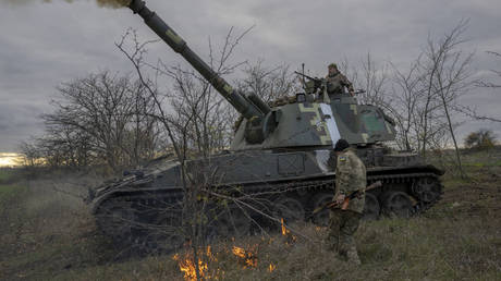 Ukrainian artillery unit members fire towards Kherson on October 28, 2022, outside of Russia's Kherson region.