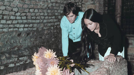 Olivia Hussey and Leonard Whiting, who are playing the title roles in Franco Zeffirelli's "Romeo and Juliet," place flowers on the Tomb of Juliet, in Verona, Italy, October 22, 1968