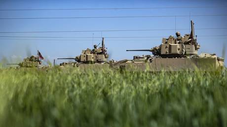 US Bradley Fighting Vehicles (BFV) patrol the countryside of the Syria's northeastern Hasakeh province, on April 20, 2022.
© Delil souleiman / AFP