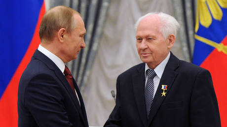 FILE PHOTO. Russian President Vladimir Putin (L) awards Hero of Labour medal to Pavel Kamnev.