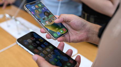 China's smartphone sales drop to decade low – report