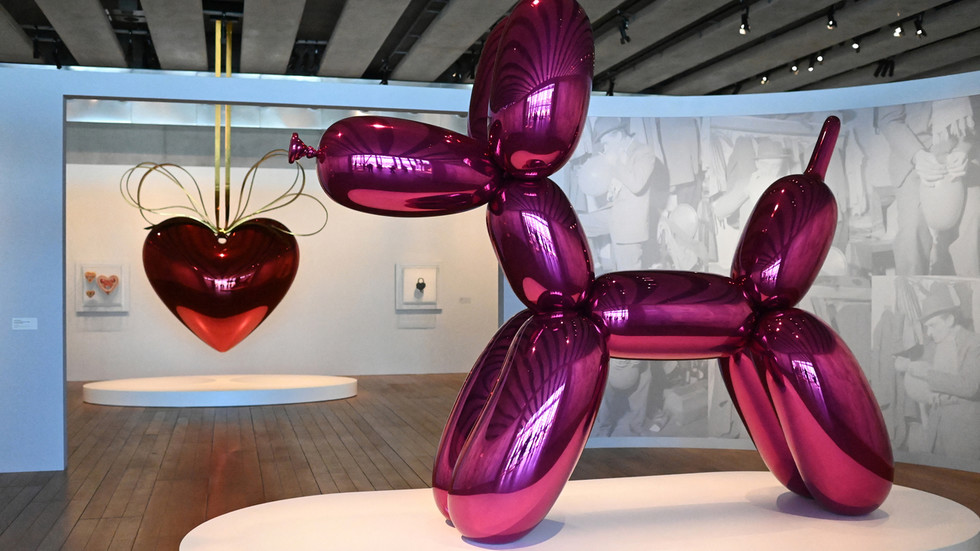 Visitor breaks $42,000 ‘Balloon Dog’ sculpture at art fair