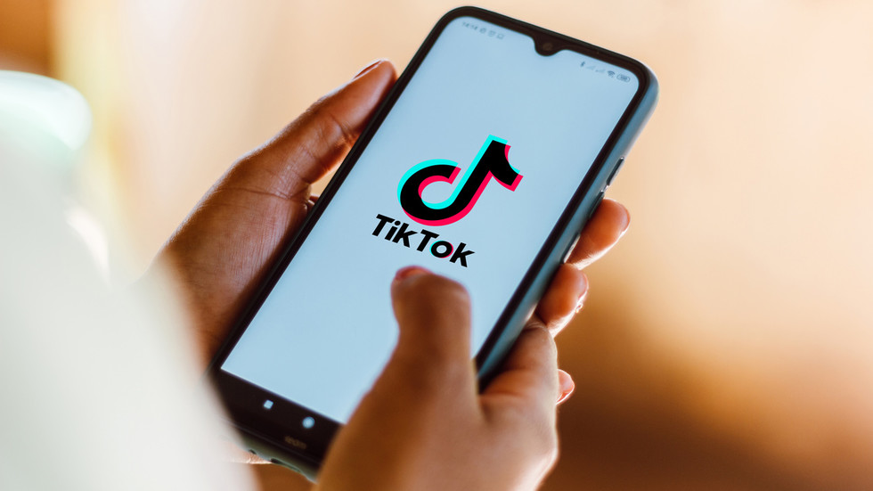 European Commission bans TikTok — RT World News