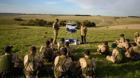 UK military trains Ukrainian recruits