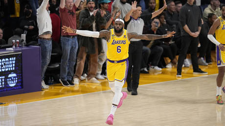 LeBron James breaks NBA scoring record